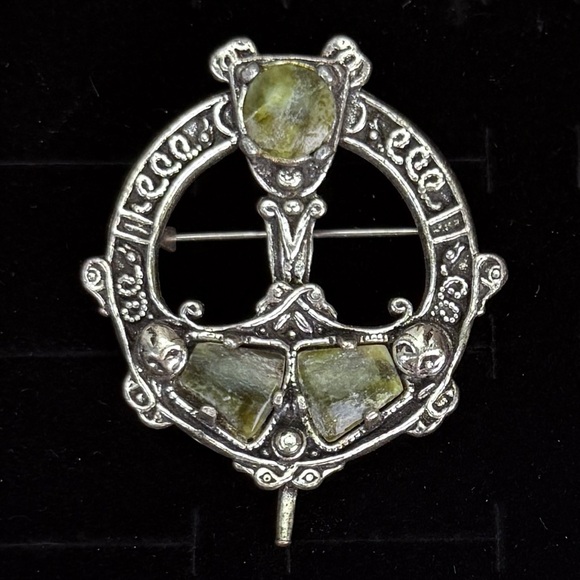 Vintage Aged Silvetone Green Gemstone Brooch Pin - Picture 5 of 6